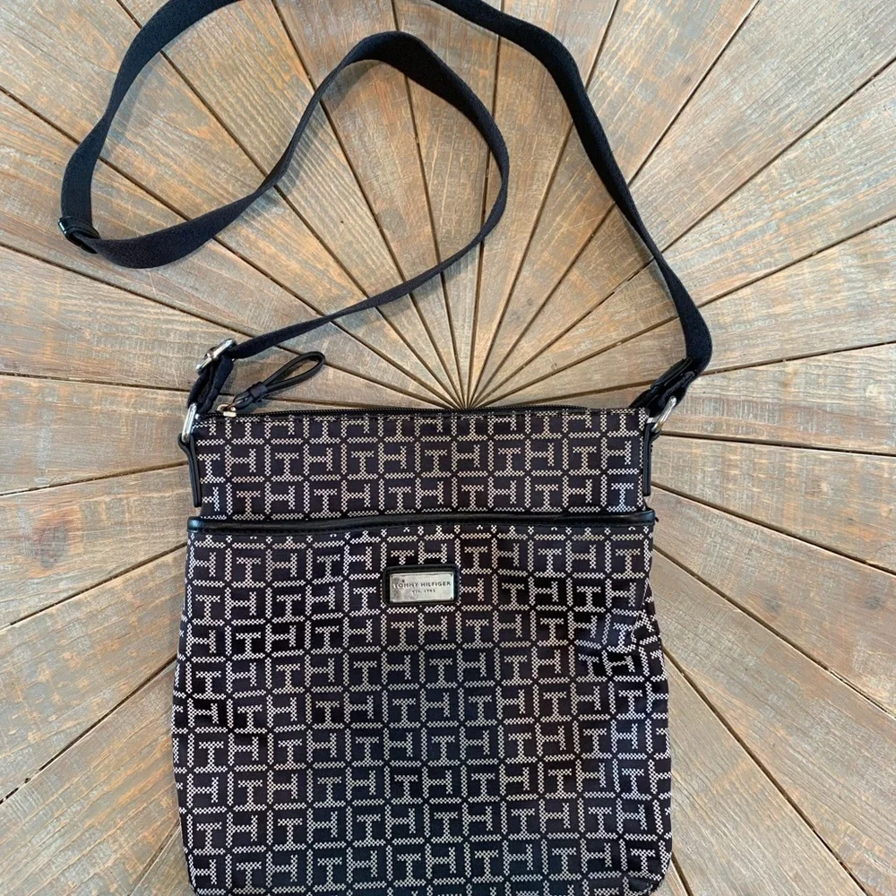 Tommy Hilfiger Garden Classics II-Medium Crossbody - Picture 2 of 9